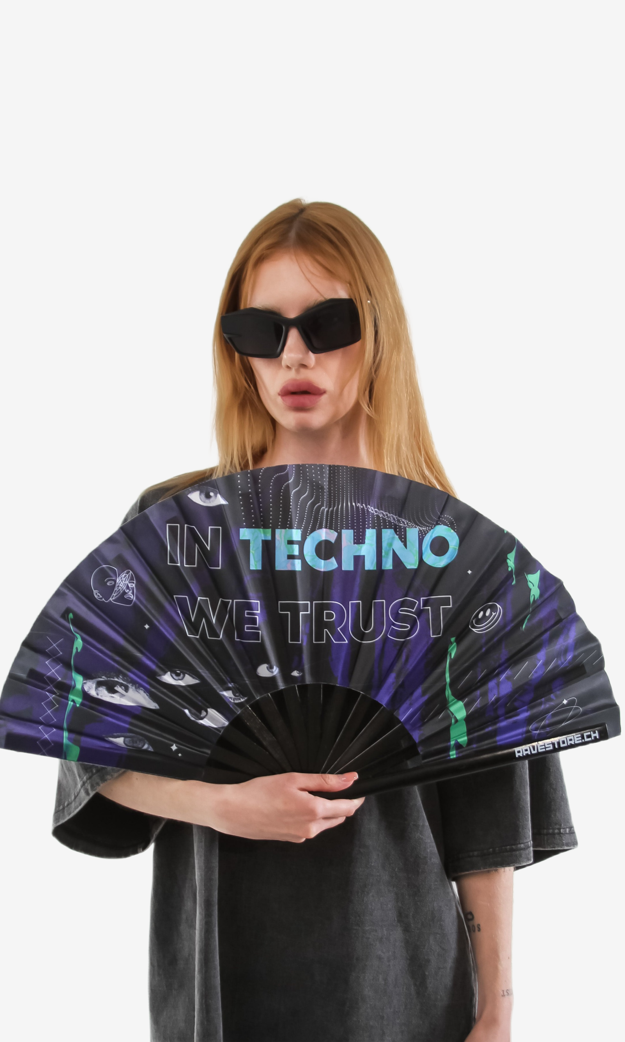 In-Techno-rave-fans-female
